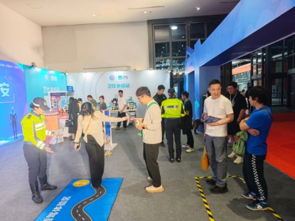 天天配资网 圈粉！警用机器狗闪现2025上海车展